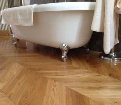 Posa e verniciatura parquet spinato in rovere